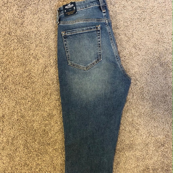 Hollister Ultra High-Rise Mom Jeans - Picture 2 of 3